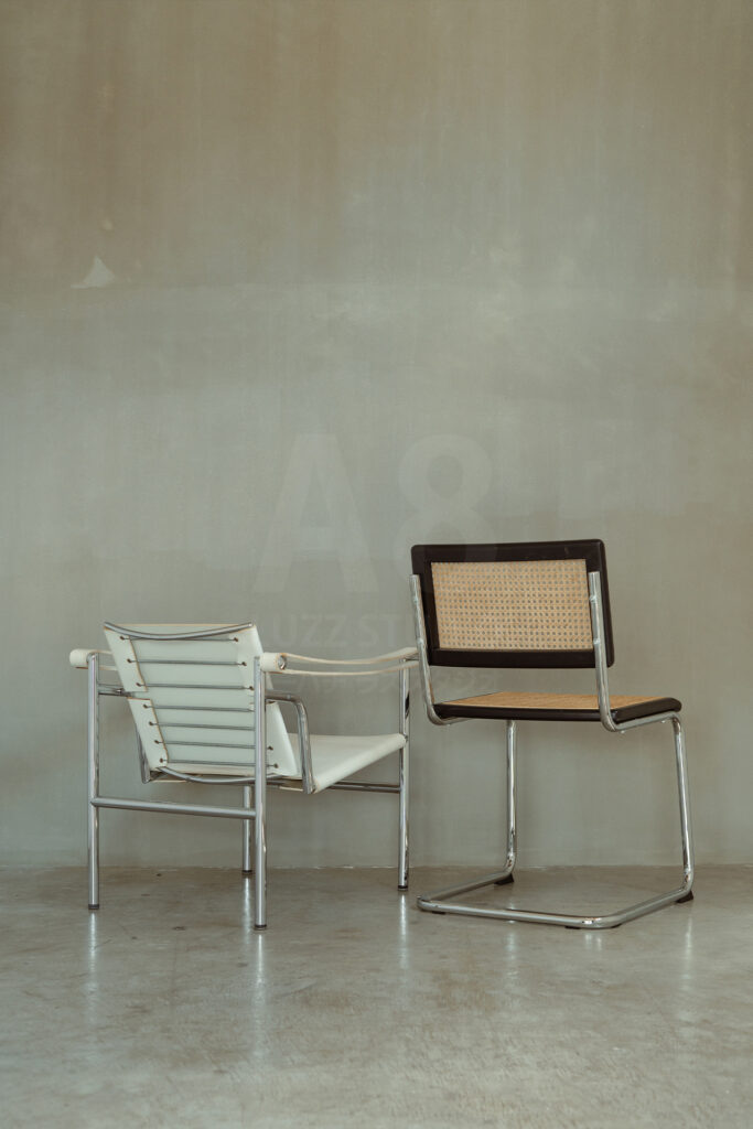 大阪南堀江の撮影スタジオ・エーハチラズスタジオ北側のモルタル壁を背景に椅子を置いた写真