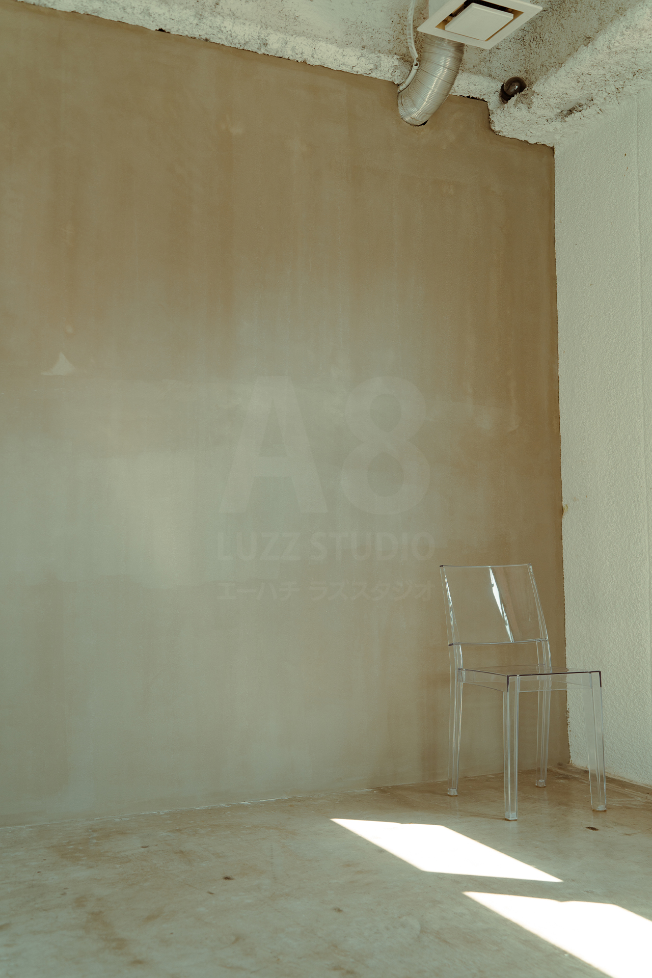 大阪南堀江の撮影スタジオ・エーハチラズスタジオ北側のモルタル壁の縦アングルの写真