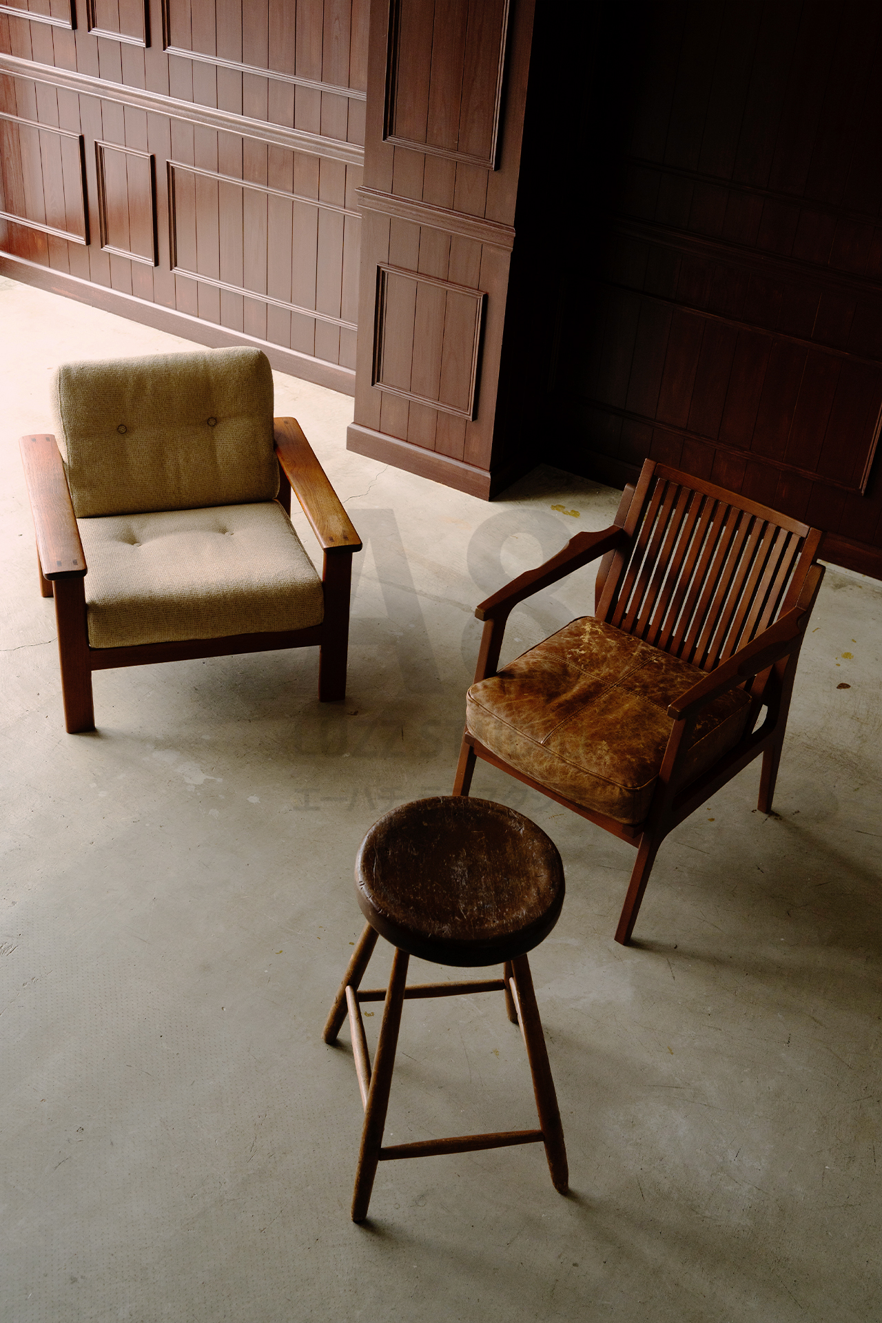 大阪南堀江の撮影スタジオ・エーハチラズスタジオで脚立の上から撮影した家具の写真